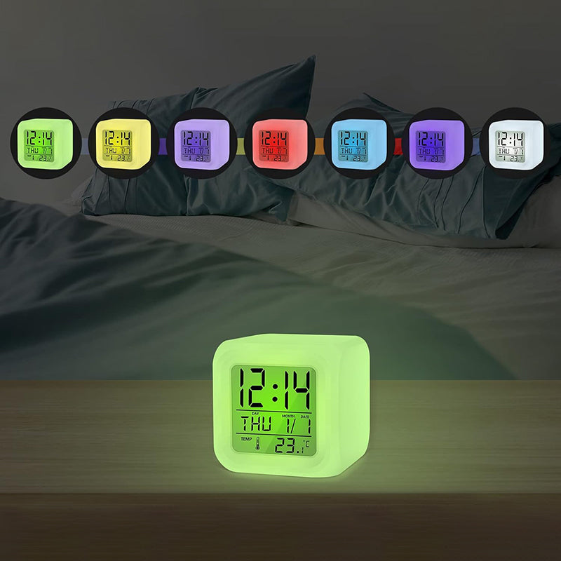 Réveil carré en plastique blanc à LED multicolores -  - reveil-a-pile-digital - ["digital","lumineux","lumi\u00e8re","num\u00e9rique","petit","petit reveil","Radio R\u00e9veil Lumineux","r\u00e9veil digital","simple","voyage"]