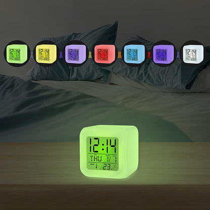 Réveil carré en plastique blanc à LED multicolores -  - reveil-a-pile-digital - ["digital","lumineux","lumi\u00e8re","num\u00e9rique","petit","petit reveil","Radio R\u00e9veil Lumineux","r\u00e9veil digital","simple","voyage"]