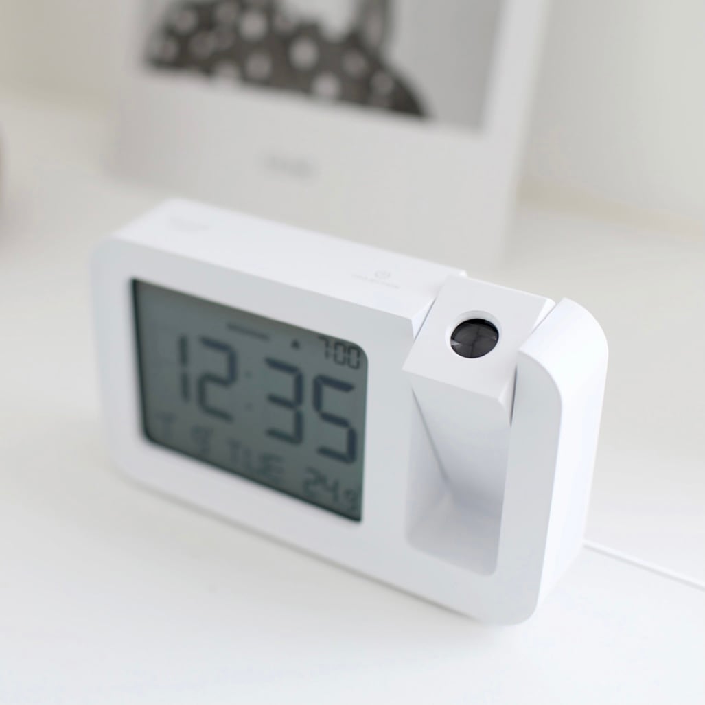 Réveil projecteur LCD blanc avec affichage rouge -  - reveil-ado-projection - ["ado","digital","lumineux","num\u00e9rique","petit reveil","r\u00e9veil digital","simple"]