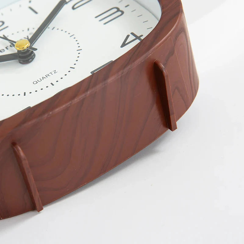 Réveil rond en bois clair à grands chiffres noirs -  - reveil-analogique-grand-chiffre - ["analogique","bois","bureau","maison","naturel","petit","radio bois","radio reveil bois","R\u00e9veil Analogique","simple"]