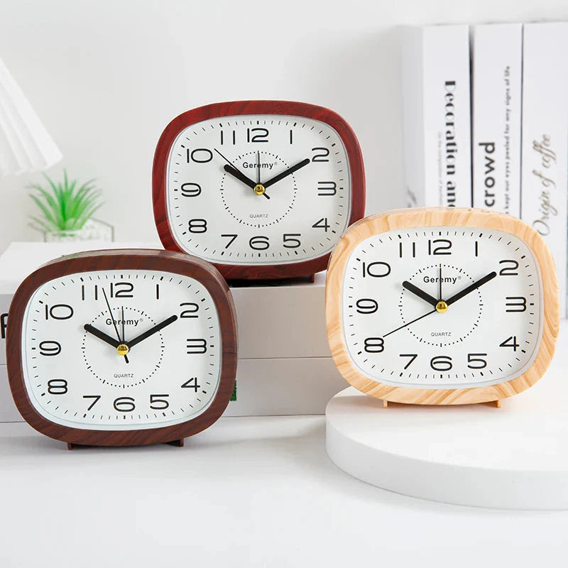 Réveil rond en bois clair à grands chiffres noirs -  - reveil-analogique-grand-chiffre - ["analogique","bois","bureau","maison","naturel","petit","radio bois","radio reveil bois","R\u00e9veil Analogique","simple"]