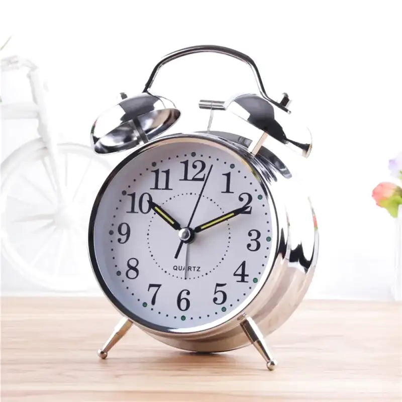 Réveil analogique vintage en métal argenté à double cloche -  - petit-reveil-vintage - ["analogique","m\u00e9canique","petit","R\u00e9veil Analogique","simple","vintage","voyage"]