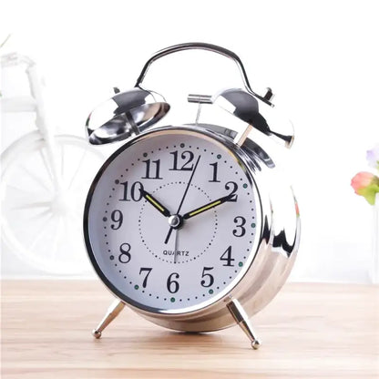 Réveil analogique vintage en métal argenté à double cloche -  - petit-reveil-vintage - ["analogique","m\u00e9canique","petit","R\u00e9veil Analogique","simple","vintage","voyage"]