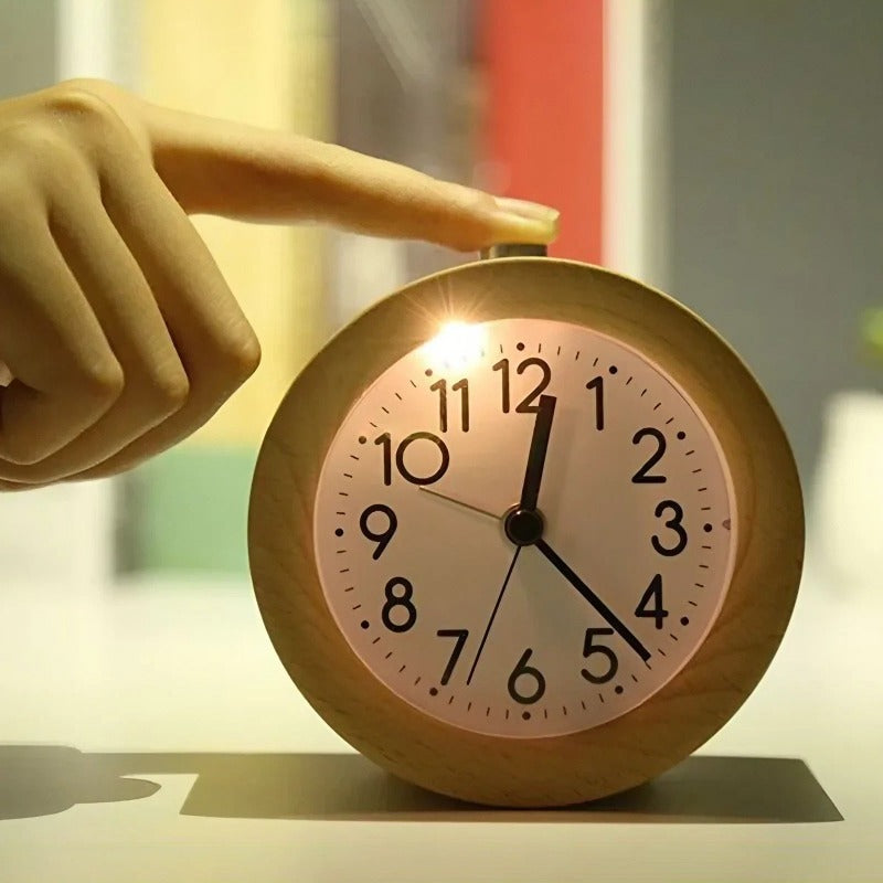 Réveil rond en bois sombre à cadran blanc -  - reveil-bois-horloge - ["analogique","petit","radio bois","radio reveil bois","r\u00e9veil analogique","simple"]