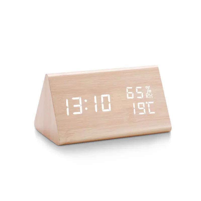 Réveil rectangulaire en bois clair avec LED blanches -  - reveil-bois-naturel - ["digital","lumineux","num\u00e9rique","petit reveil","radio bois","radio reveil","radio reveil bois","r\u00e9veil connect\u00e9","r\u00e9veil digital","simple"]