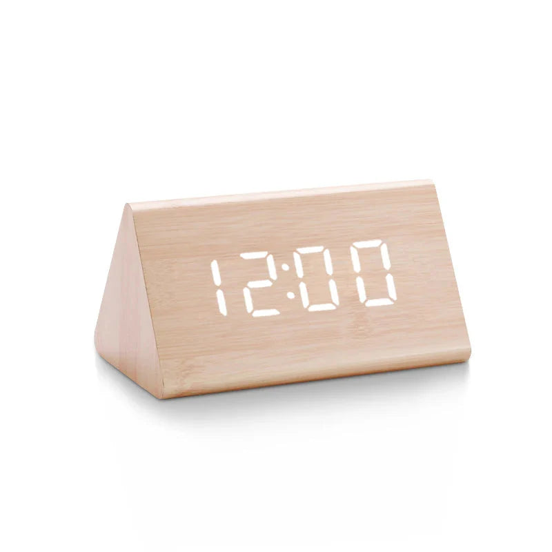 Réveil rectangulaire en bois clair avec LED blanches -  - reveil-bois-naturel - ["digital","lumineux","num\u00e9rique","petit reveil","radio bois","radio reveil","radio reveil bois","r\u00e9veil connect\u00e9","r\u00e9veil digital","simple"]