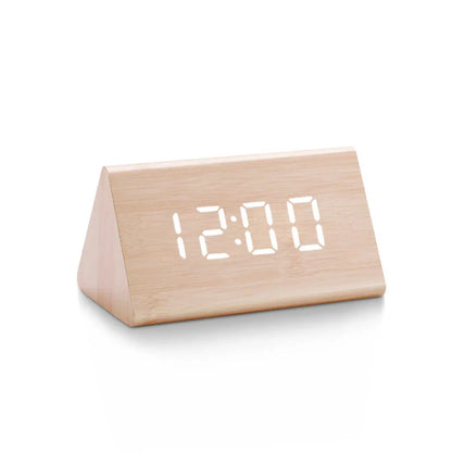 Réveil rectangulaire en bois clair avec LED blanches -  - reveil-bois-naturel - ["digital","lumineux","num\u00e9rique","petit reveil","radio bois","radio reveil","radio reveil bois","r\u00e9veil connect\u00e9","r\u00e9veil digital","simple"]