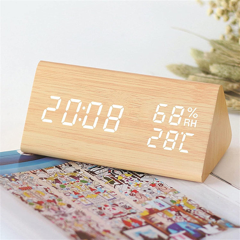 Réveil rectangulaire en bois clair avec LED blanches -  - reveil-bois-naturel - ["digital","lumineux","num\u00e9rique","petit reveil","radio bois","radio reveil","radio reveil bois","r\u00e9veil connect\u00e9","r\u00e9veil digital","simple"]