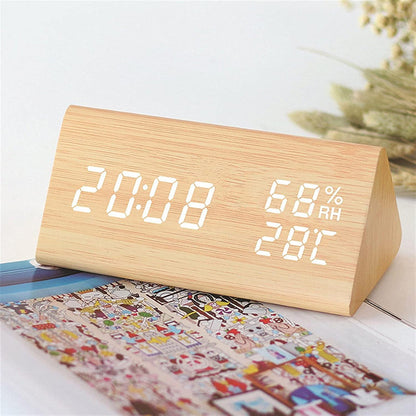Réveil rectangulaire en bois clair avec LED blanches -  - reveil-bois-naturel - ["digital","lumineux","num\u00e9rique","petit reveil","radio bois","radio reveil","radio reveil bois","r\u00e9veil connect\u00e9","r\u00e9veil digital","simple"]