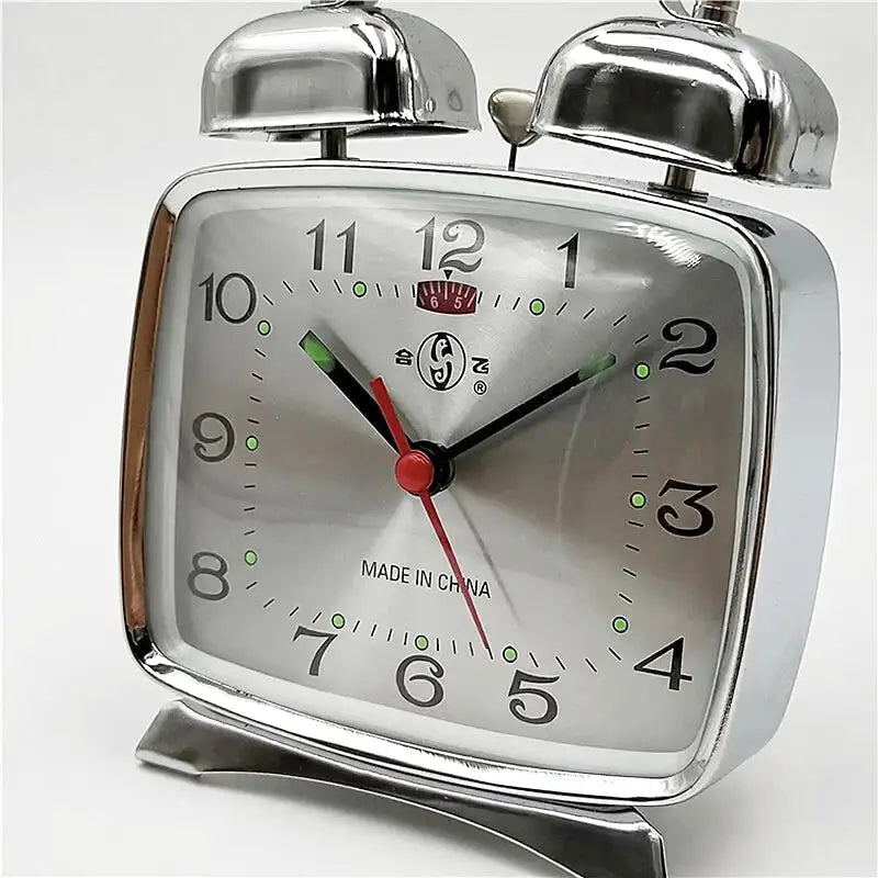 Réveil carré argenté à double cloche métallique -  - ancien-reveil-mecanique - ["analogique","design","Jour Nuit","m\u00e9canique","m\u00e9tal","r\u00e9tro","r\u00e9veil","R\u00e9veil Analogique"]
