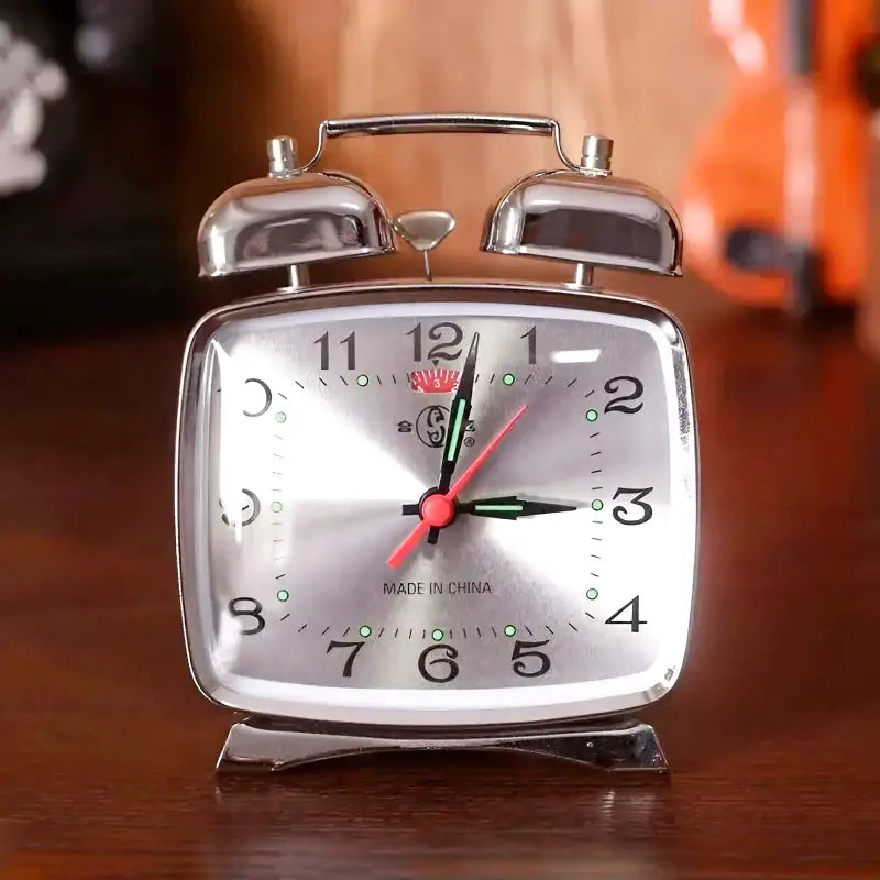 Réveil carré argenté à double cloche métallique -  - ancien-reveil-mecanique - ["analogique","design","Jour Nuit","m\u00e9canique","m\u00e9tal","r\u00e9tro","r\u00e9veil","R\u00e9veil Analogique"]