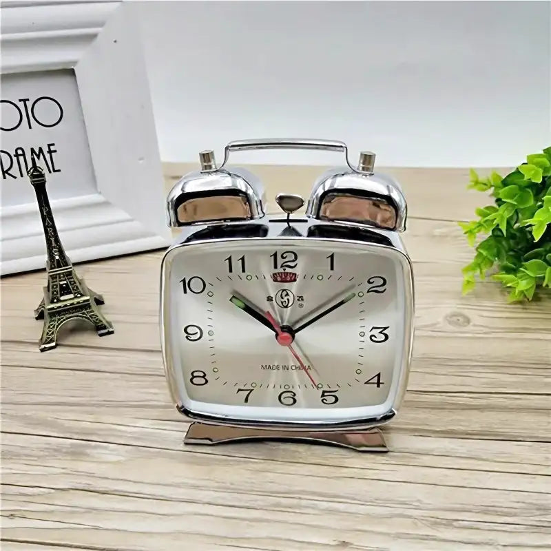 Réveil carré argenté à double cloche métallique -  - ancien-reveil-mecanique - ["analogique","design","Jour Nuit","m\u00e9canique","m\u00e9tal","r\u00e9tro","r\u00e9veil","R\u00e9veil Analogique"]