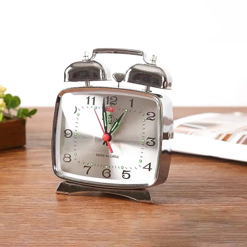 Réveil carré argenté à double cloche métallique -  - ancien-reveil-mecanique - ["analogique","design","Jour Nuit","m\u00e9canique","m\u00e9tal","r\u00e9tro","r\u00e9veil","R\u00e9veil Analogique"]