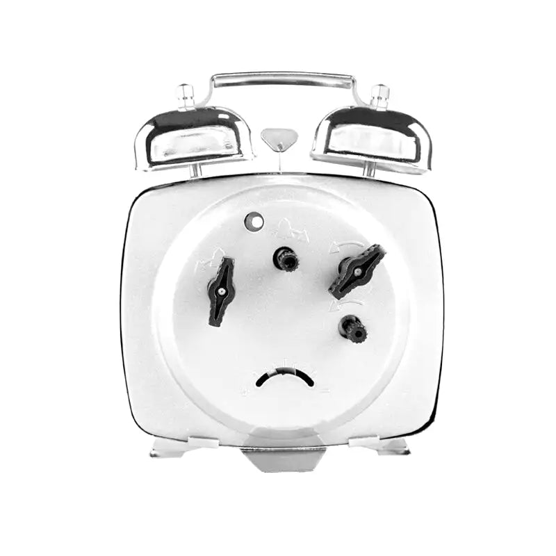 Réveil carré argenté à double cloche métallique -  - ancien-reveil-mecanique - ["analogique","design","Jour Nuit","m\u00e9canique","m\u00e9tal","r\u00e9tro","r\u00e9veil","R\u00e9veil Analogique"]