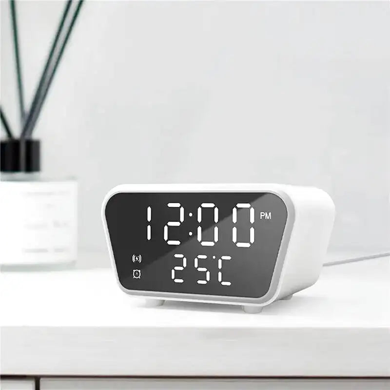Réveil carré blanc avec écran LED et chargeur induction -  - reveil-connecte-chargeur-induction - ["connect\u00e9","digital","num\u00e9rique","petit reveil","r\u00e9veil digital","simple"]