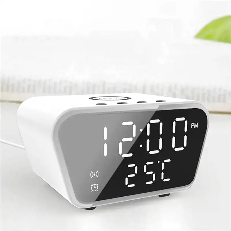 Réveil carré blanc avec écran LED et chargeur induction -  - reveil-connecte-chargeur-induction - ["connect\u00e9","digital","num\u00e9rique","petit reveil","r\u00e9veil digital","simple"]