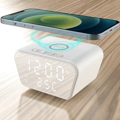 Réveil carré blanc avec écran LED et chargeur induction -  - reveil-connecte-chargeur-induction - ["connect\u00e9","digital","num\u00e9rique","petit reveil","r\u00e9veil digital","simple"]