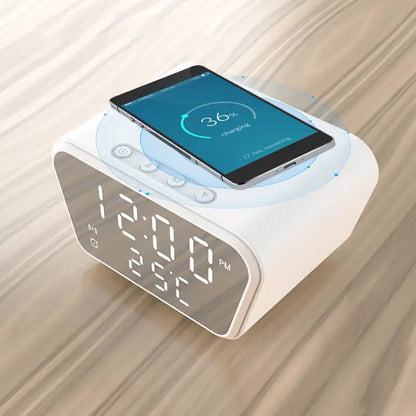 Réveil carré blanc avec écran LED et chargeur induction -  - reveil-connecte-chargeur-induction - ["connect\u00e9","digital","num\u00e9rique","petit reveil","r\u00e9veil digital","simple"]