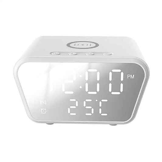 Réveil carré blanc avec écran LED et chargeur induction -  - reveil-connecte-chargeur-induction - ["connect\u00e9","digital","num\u00e9rique","petit reveil","r\u00e9veil digital","simple"]