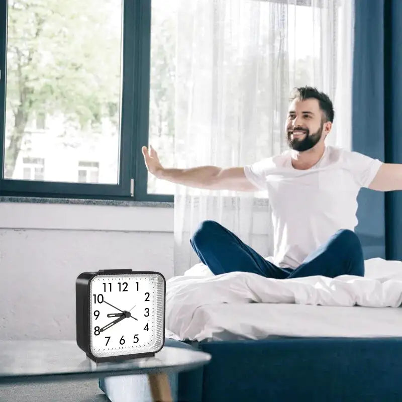 Réveil carré blanc moderne à aiguilles lumineuses -  - reveil-a-pile-quartz-lumineux - ["analogique","Jour Nuit","lumineux","petit reveil","Radio R\u00e9veil Lumineux","R\u00e9veil Analogique","simple","voyage"]