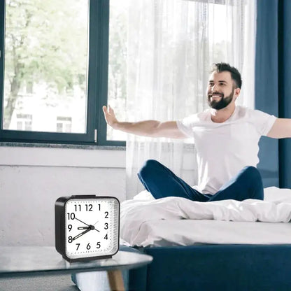 Réveil carré blanc moderne à aiguilles lumineuses -  - reveil-a-pile-quartz-lumineux - ["analogique","Jour Nuit","lumineux","petit reveil","Radio R\u00e9veil Lumineux","R\u00e9veil Analogique","simple","voyage"]