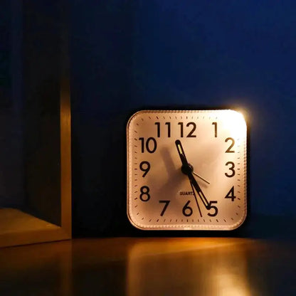 Réveil carré blanc moderne à aiguilles lumineuses -  - reveil-a-pile-quartz-lumineux - ["analogique","Jour Nuit","lumineux","petit reveil","Radio R\u00e9veil Lumineux","R\u00e9veil Analogique","simple","voyage"]