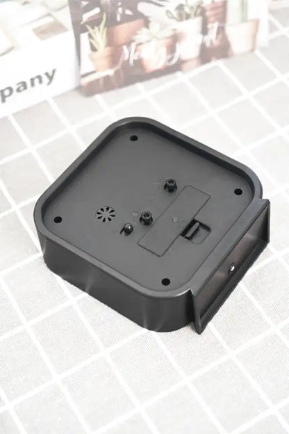 Réveil carré bleu en plastique avec chiffres noirs -  - reveil-analogique-carre - ["ado","analogique","petit","R\u00e9veil Analogique","simple"]