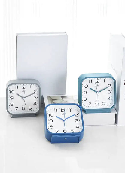 Réveil carré bleu en plastique avec chiffres noirs -  - reveil-analogique-carre - ["ado","analogique","petit","R\u00e9veil Analogique","simple"]