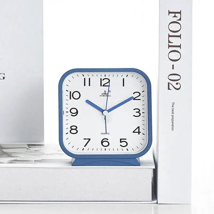 Réveil carré bleu en plastique avec chiffres noirs -  - reveil-analogique-carre - ["ado","analogique","petit","R\u00e9veil Analogique","simple"]