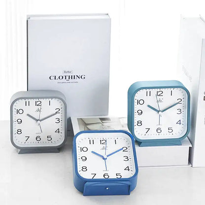 Réveil carré bleu en plastique avec chiffres noirs -  - reveil-analogique-carre - ["ado","analogique","petit","R\u00e9veil Analogique","simple"]