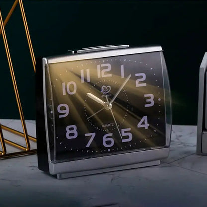 Réveil carré en métal argenté à grands chiffres -  - reveil-simple-pour-senior - ["Jour Nuit"]