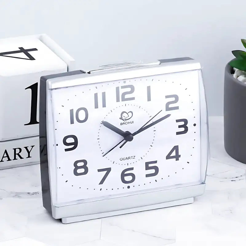 Réveil carré en métal argenté à grands chiffres -  - reveil-simple-pour-senior - ["Jour Nuit"]