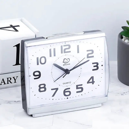 Réveil carré en métal argenté à grands chiffres -  - reveil-simple-pour-senior - ["Jour Nuit"]