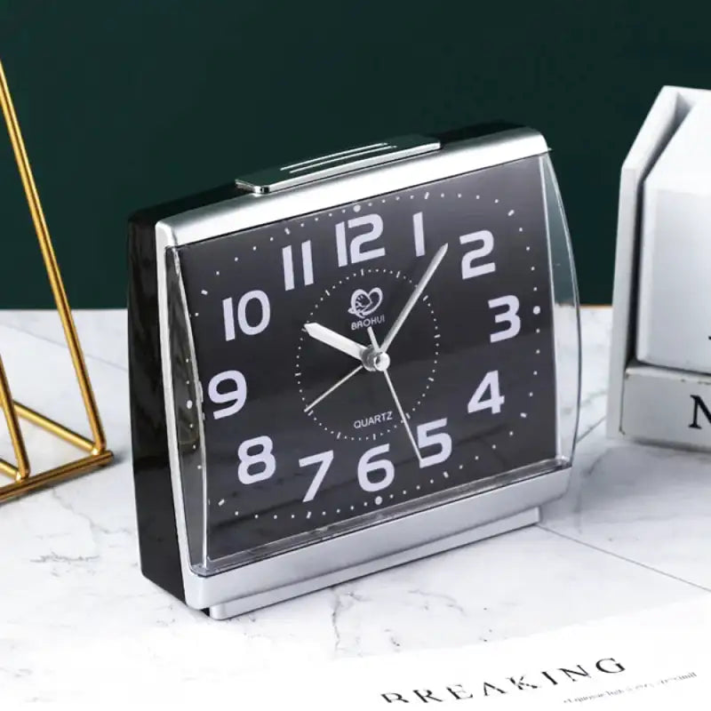 Réveil carré en métal argenté à grands chiffres -  - reveil-simple-pour-senior - ["Jour Nuit"]