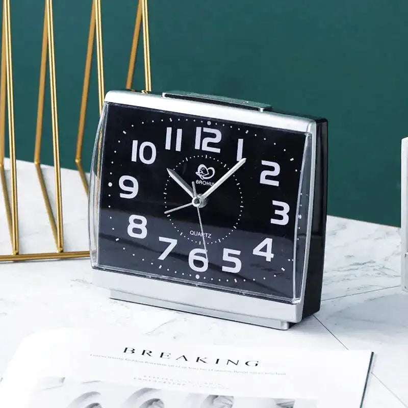 Réveil carré en métal argenté à grands chiffres -  - reveil-simple-pour-senior - ["Jour Nuit"]