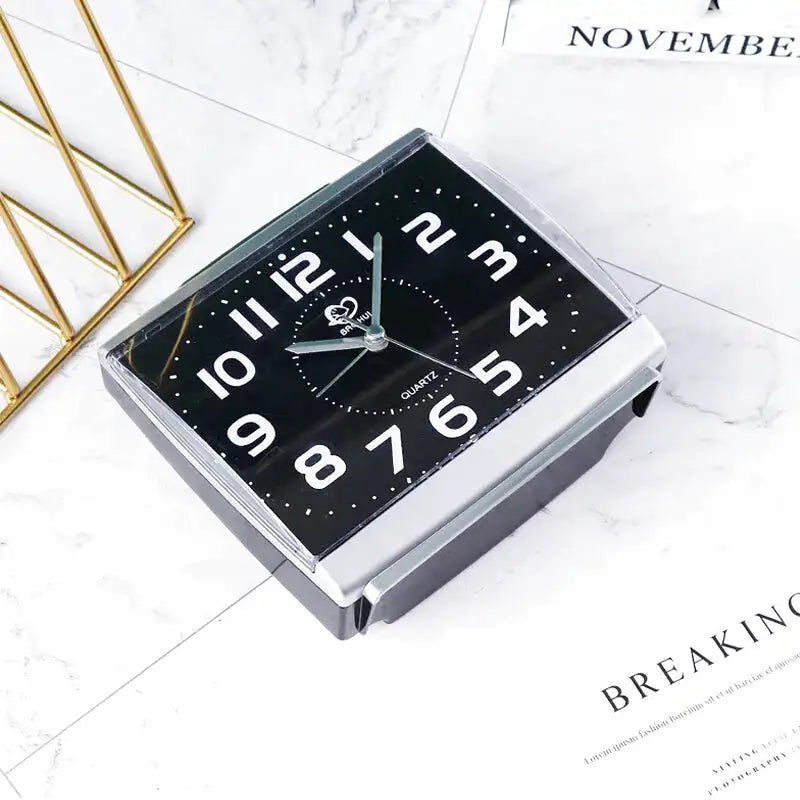 Réveil carré en métal argenté à grands chiffres -  - reveil-simple-pour-senior - ["Jour Nuit"]