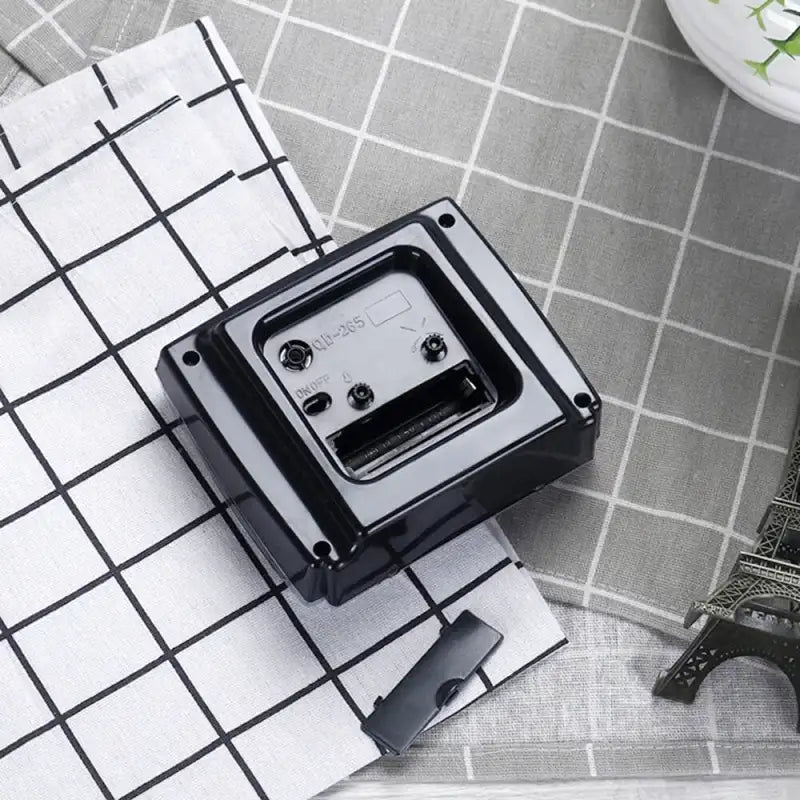 Réveil carré en métal argenté à grands chiffres -  - reveil-simple-pour-senior - ["Jour Nuit"]