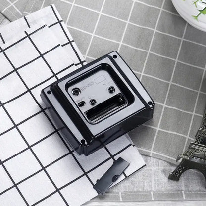 Réveil carré en métal argenté à grands chiffres -  - reveil-simple-pour-senior - ["Jour Nuit"]