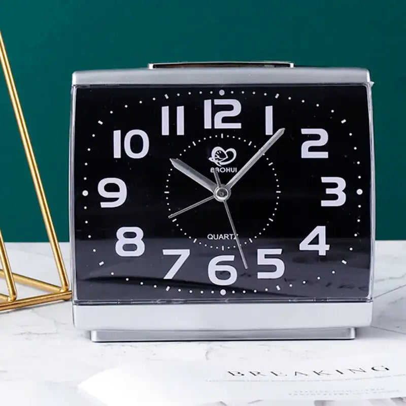 Réveil carré en métal argenté à grands chiffres -  - reveil-simple-pour-senior - ["Jour Nuit"]