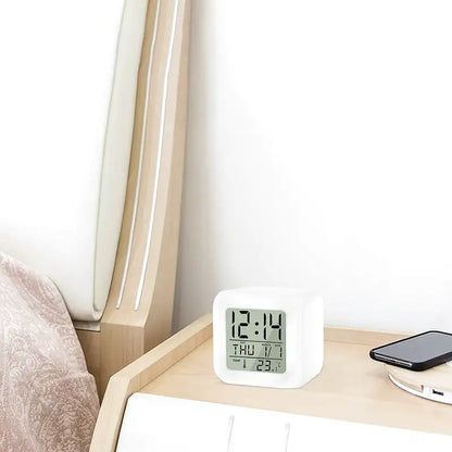 Réveil carré en plastique blanc à LED multicolores -  - reveil-a-pile-digital - ["digital","lumineux","lumi\u00e8re","num\u00e9rique","petit","petit reveil","Radio R\u00e9veil Lumineux","r\u00e9veil digital","simple","voyage"]