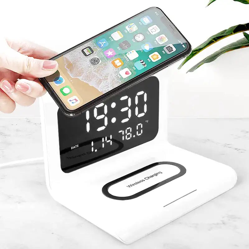 Réveil carré LED avec chargeur induction intégré -  - reveil-chargeur-a-induction-apple-et-samsung - ["digital","moderne","num\u00e9rique","petit reveil","r\u00e9veil digital","simple"]
