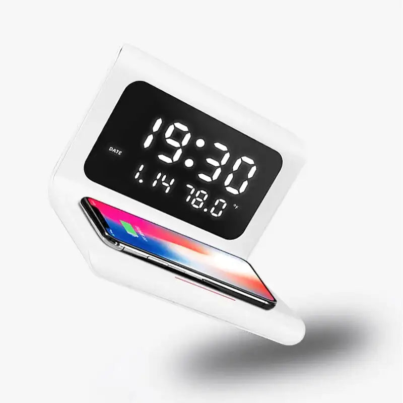 Réveil carré LED avec chargeur induction intégré -  - reveil-chargeur-a-induction-apple-et-samsung - ["digital","moderne","num\u00e9rique","petit reveil","r\u00e9veil digital","simple"]