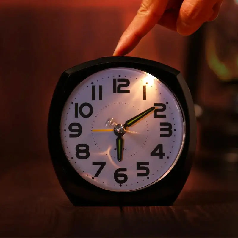 Réveil carré moderne noir avec aiguilles colorées -  - reveil-simple-et-sympa - []