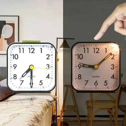 Réveil carré noir à grands chiffres multicolores -  - reveil-a-pile-silencieux - ["analogique","petit","petit reveil","plastique","R\u00e9veil Analogique","simple"]