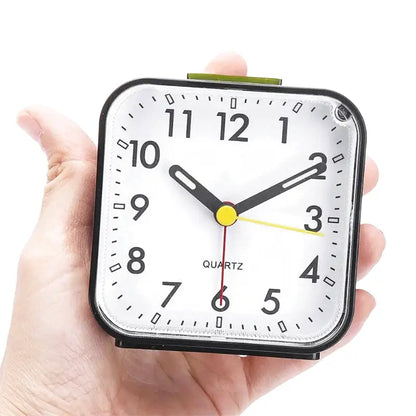 Réveil carré noir à grands chiffres multicolores -  - reveil-a-pile-silencieux - ["analogique","petit","petit reveil","plastique","R\u00e9veil Analogique","simple"]