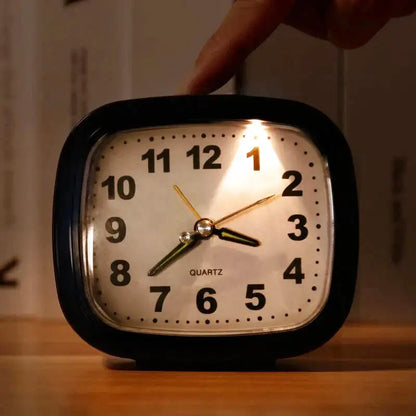 Réveil carré noir en plastique brillant à chiffres larges -  - reveil-simple-et-efficace - []