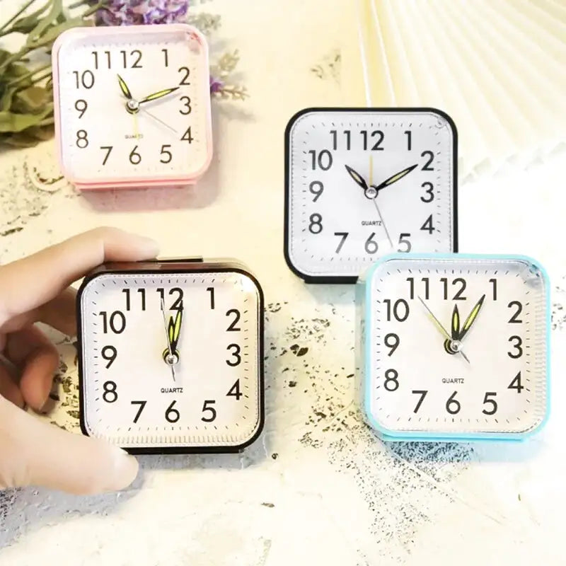 Réveil carré noire à chiffres contrastés -  - reveil-simple-avec-pile - ["carr\u00e9","Jour Nuit","pile","voyage"]