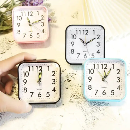 Réveil carré noire à chiffres contrastés -  - reveil-simple-avec-pile - ["carr\u00e9","Jour Nuit","pile","voyage"]