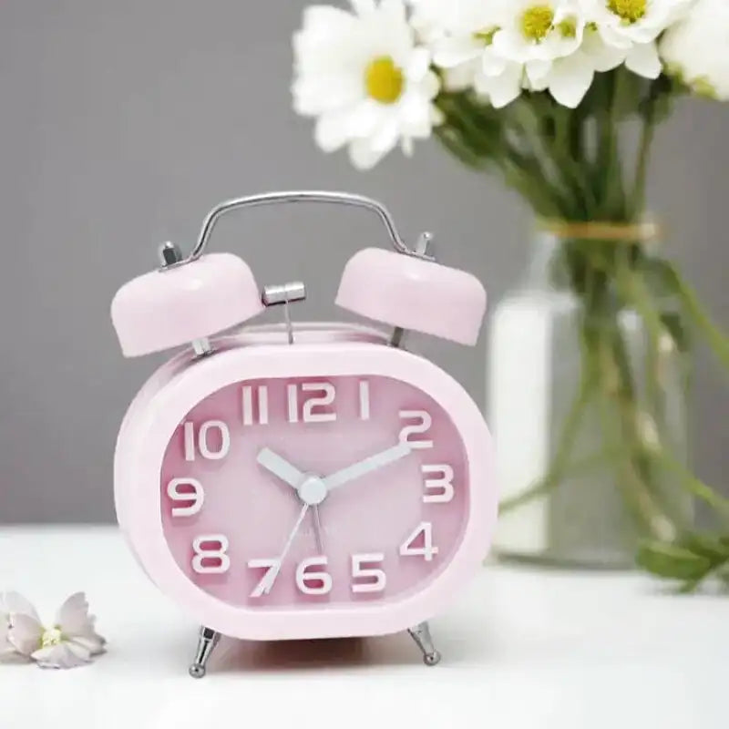 Réveil carré mat avec clochettes argentées design scandinave