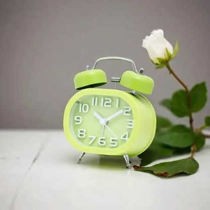 Réveil carré mat avec clochettes argentées design scandinave